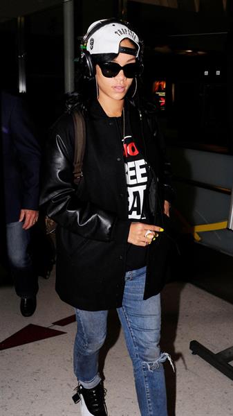 Rihanna Arrives back in Los Angeles after a flight form New York City June 3, 2012