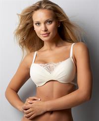 Elisandra Tomacheski in lingerie