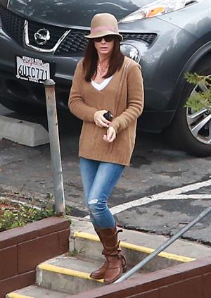 Sandra Bullock - Afternoon school run in Los Angeles (20.02.2013) 