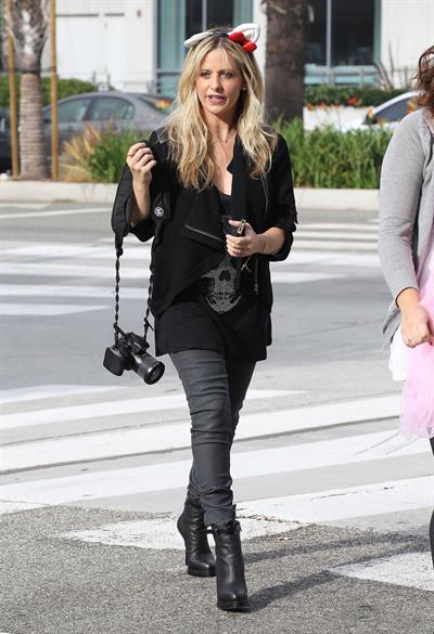 Sarah Michelle Gellar drops off her daughter at school in Santa Barbara  on Halloween 2012