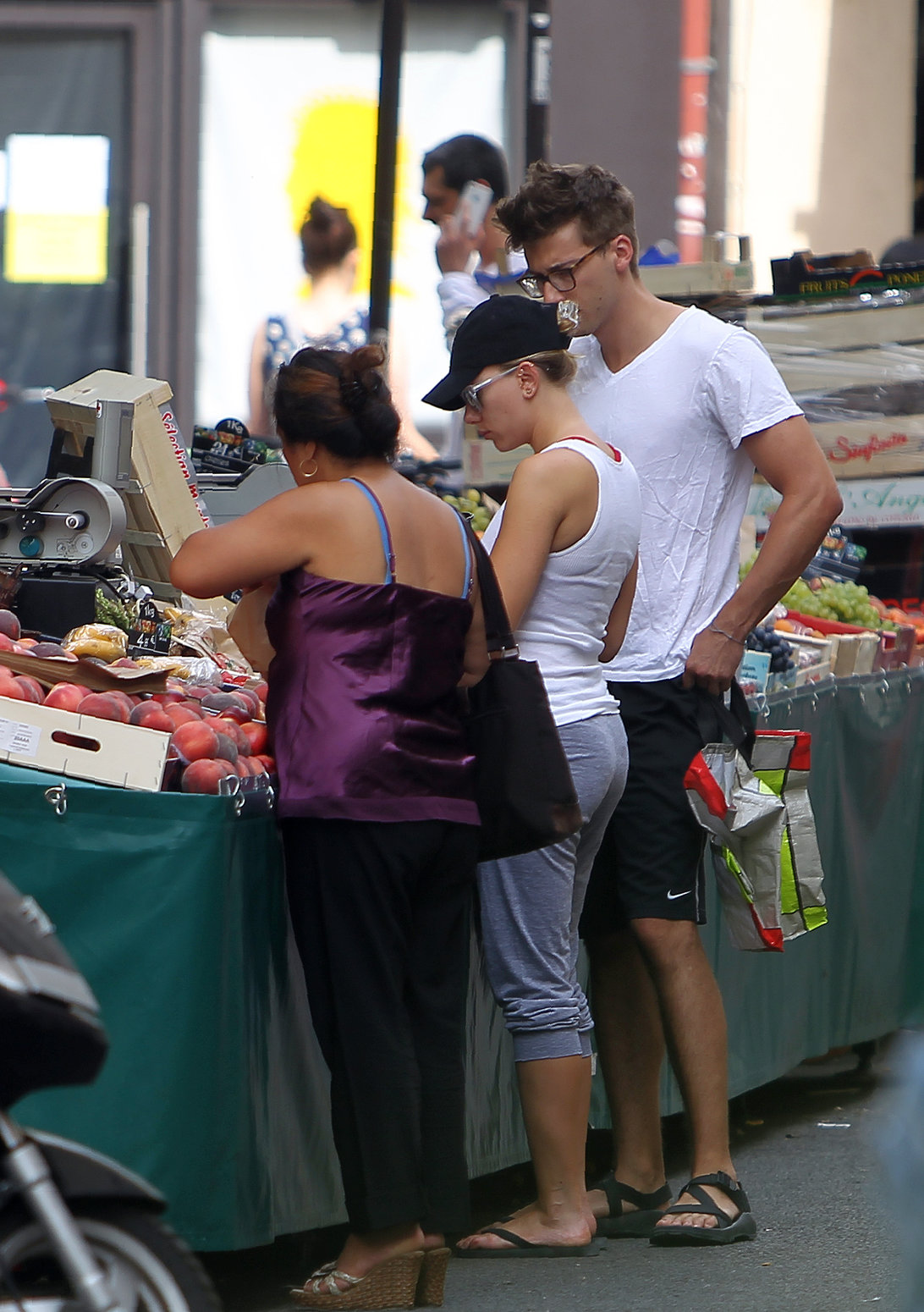 Scarlett Johansson Pictures Scarlett Johansson - Jogging in the Jardin du Luxembourg in Paris on August 20, 2012