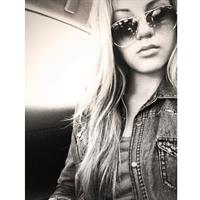 Lauren Mariee taking a selfie