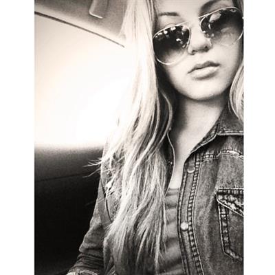 Lauren Mariee taking a selfie