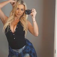 Lindsey Pelas taking a selfie