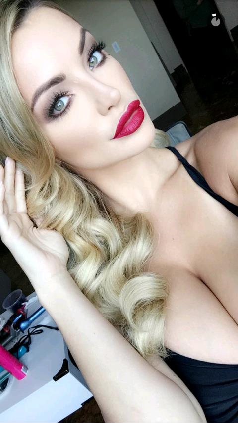 Lindsey Pelas taking a selfie