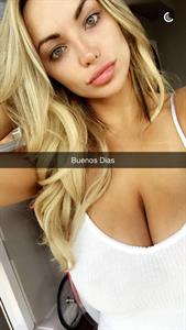 Lindsey Pelas taking a selfie