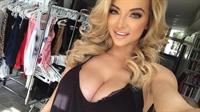 Lindsey Pelas taking a selfie