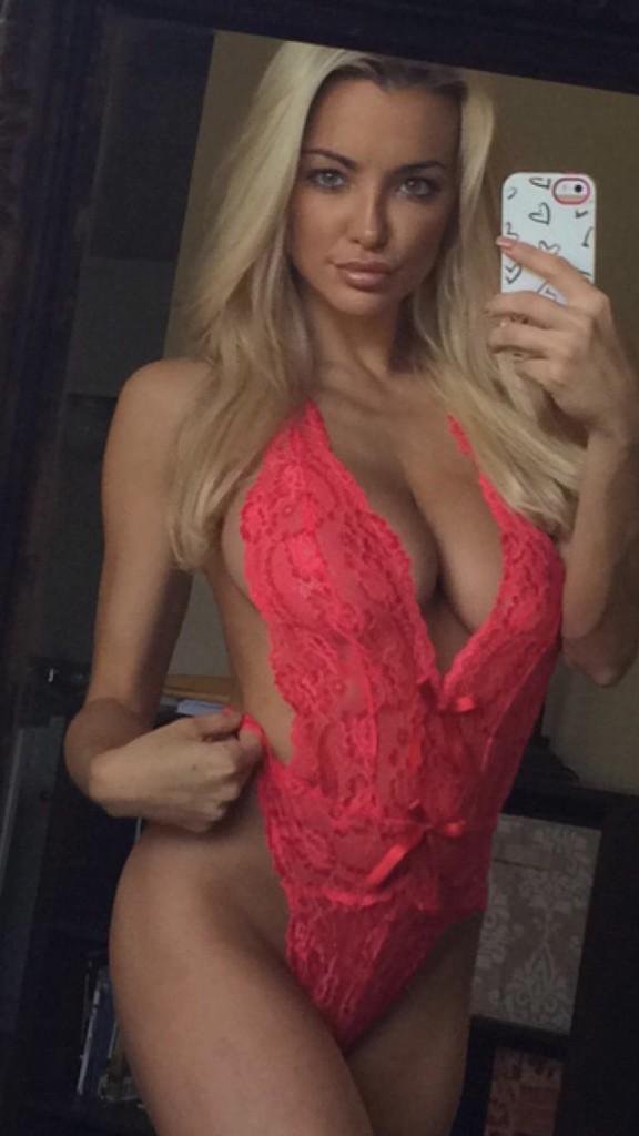 Lindsey Pelas taking a selfie
