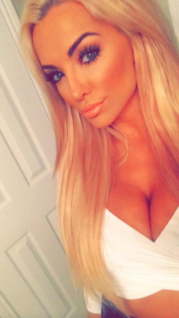 Lindsey Pelas taking a selfie