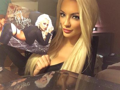 Lindsey Pelas taking a selfie