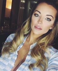 Lindsey Pelas taking a selfie