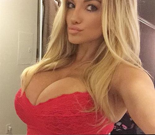 Lindsey Pelas in lingerie taking a selfie