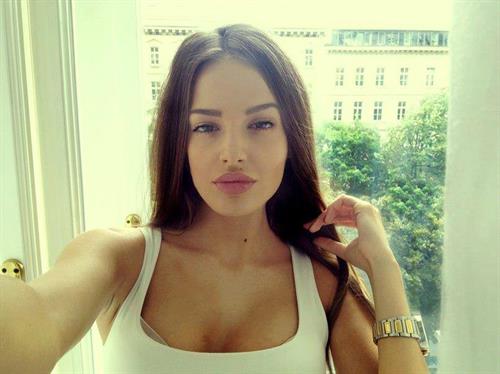 Anna Andres taking a selfie