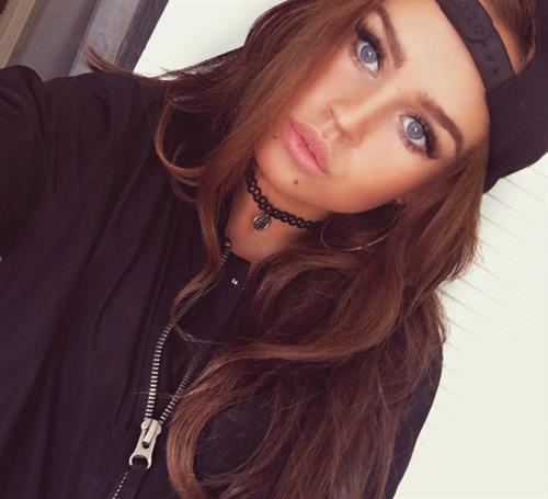 Rosie Mac taking a selfie