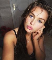 Rosie Mac taking a selfie