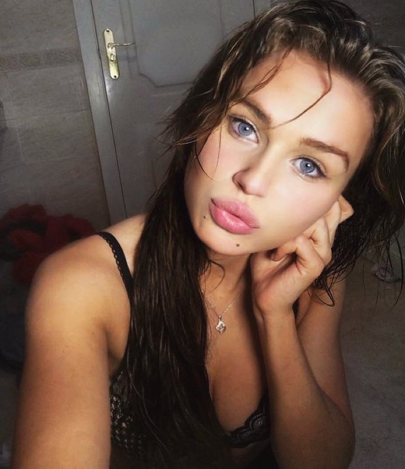 Rosie Mac taking a selfie