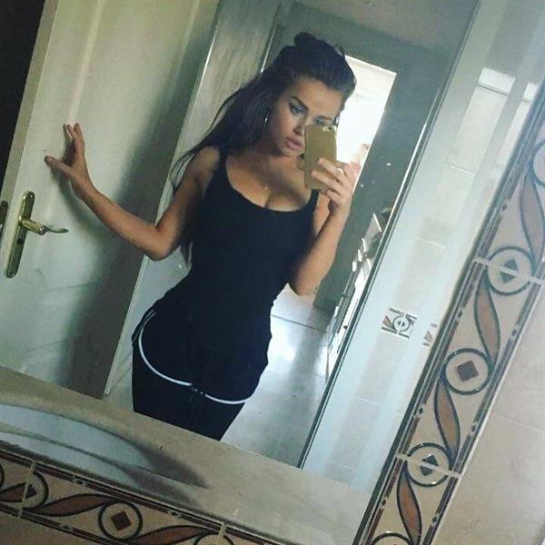 Rosie Mac taking a selfie