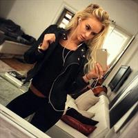 Anna Nyström taking a selfie