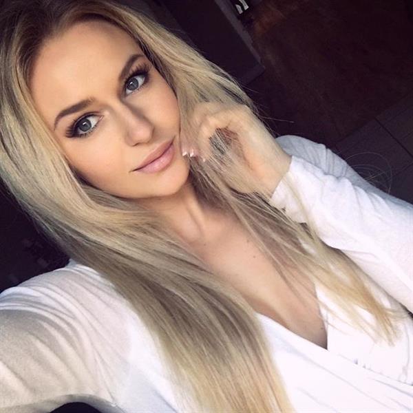 Anna Nyström taking a selfie