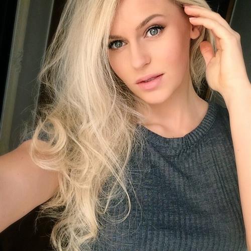 Anna Nyström taking a selfie