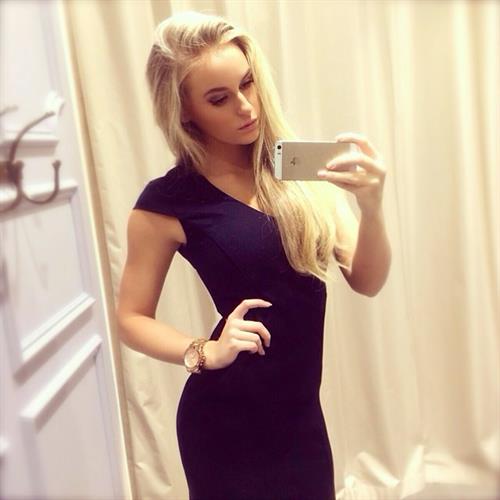 Anna Nyström taking a selfie