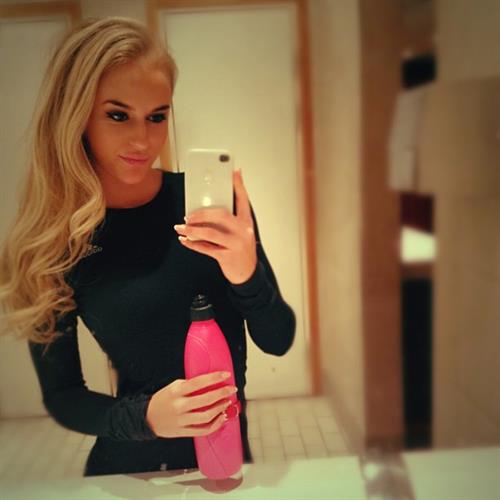 Anna Nyström taking a selfie