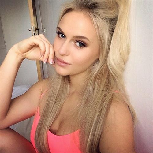 Anna Nyström taking a selfie