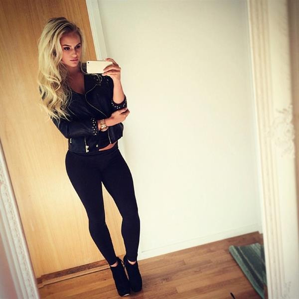 Anna Nyström taking a selfie