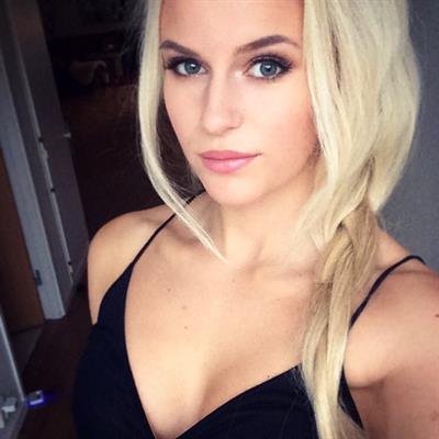 Anna Nyström taking a selfie