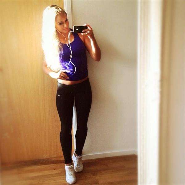 Anna Nyström in Yoga Pants taking a selfie