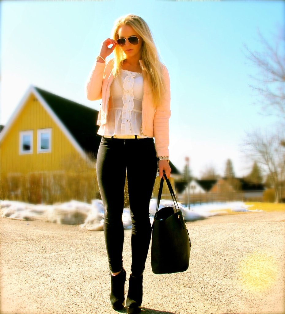 Anna Nyström in Yoga Pants