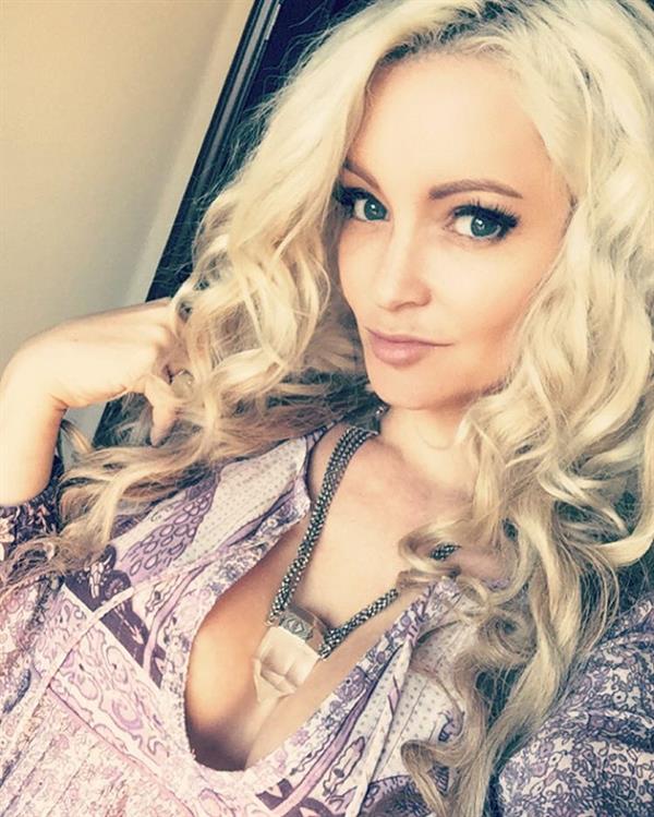 Mindy Robinson taking a selfie