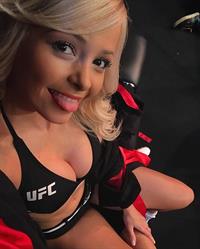 Jhenny Andrade taking a selfie