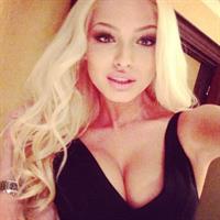 Aljona Shiskova taking a selfie