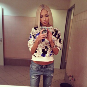 Aljona Shiskova taking a selfie