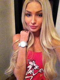 Aljona Shiskova taking a selfie