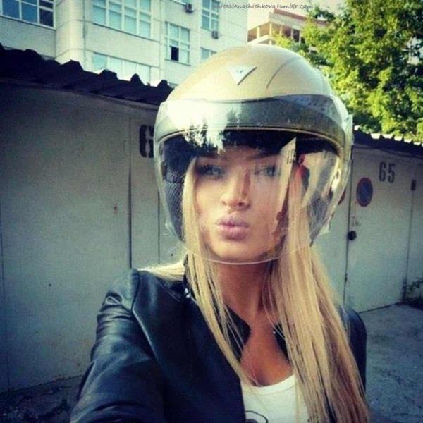Aljona Shiskova taking a selfie