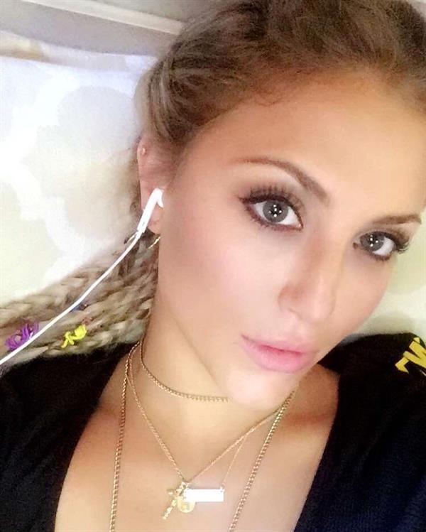 Cassie Scerbo taking a selfie