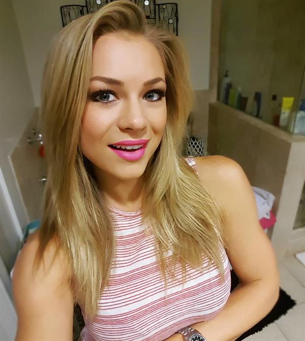 Nikki Leigh taking a selfie