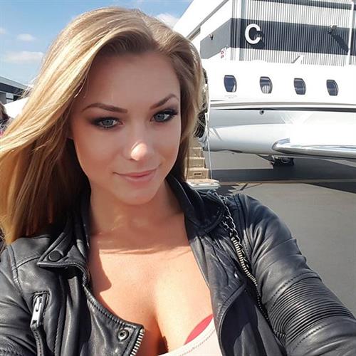 Nikki Leigh taking a selfie