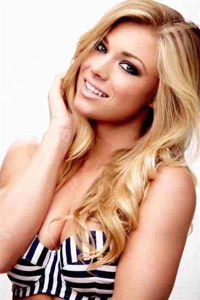 Nikki Leigh taking a selfie