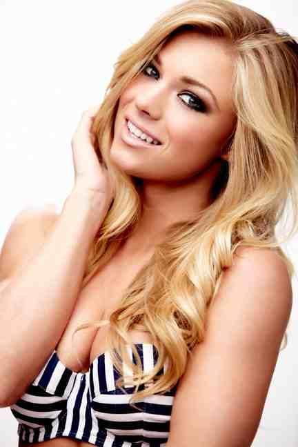 Nikki Leigh taking a selfie