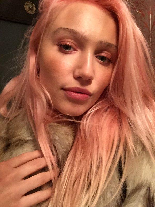 Cailin Russo taking a selfie