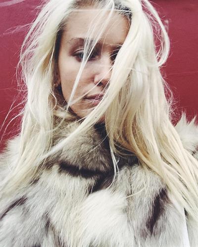 Cailin Russo taking a selfie