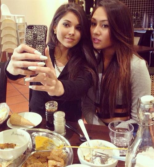Aline Lima taking a selfie