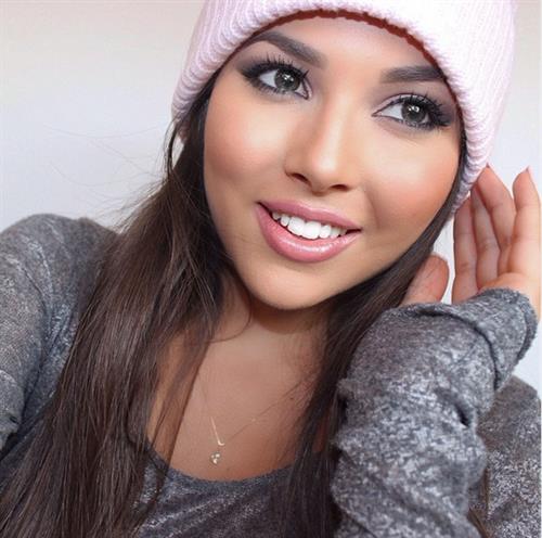 Aline Lima taking a selfie