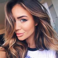 Pia Muehlenbeck taking a selfie