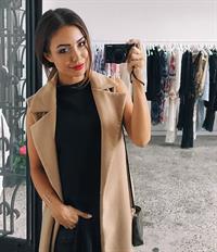 Pia Muehlenbeck taking a selfie