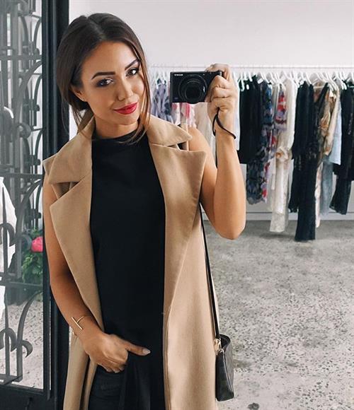 Pia Muehlenbeck taking a selfie