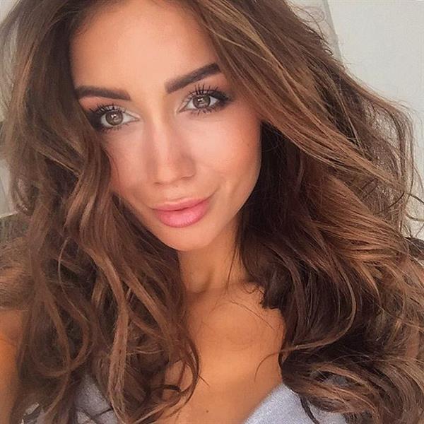 Pia Muehlenbeck taking a selfie